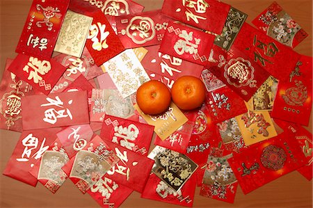 Man verschiedene Hong Baos, rote Umschläge mit Orangen. Stockbilder - Premium RF Lizenzfrei, Bildnummer: 656-04926597