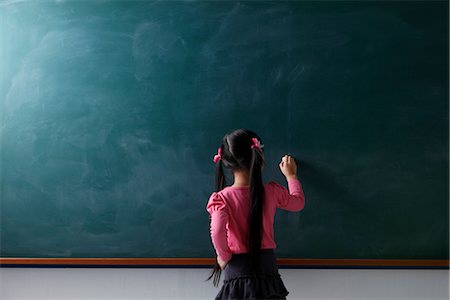 pizarra - rear view of young girl writing on chalkboard Foto de stock - Sin royalties Premium, Código: 656-04926630