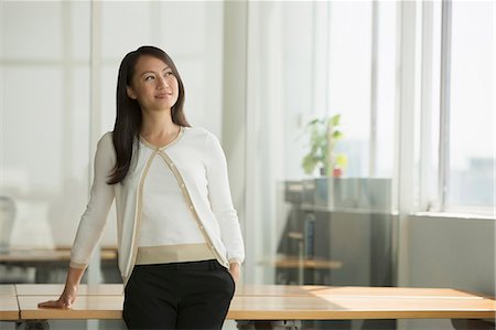 simsearch:6108-05868342,k - Singapore, Portrait of business woman in office Photographie de stock - Premium Libres de Droits, Code: 656-08349921