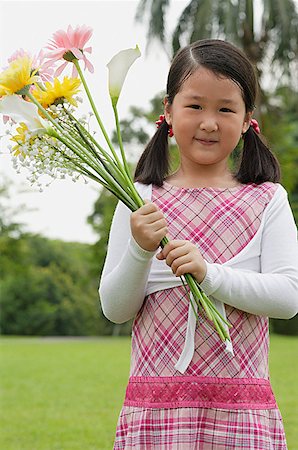 simsearch:656-01773586,k - Girl holding bouquet of flowers Stock Photo - Premium Royalty-Free, Code: 656-01765239