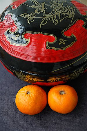simsearch:656-01765621,k - Chinese wedding basket with Mandarin Oranges, high angle view Foto de stock - Sin royalties Premium, Código: 656-01765291