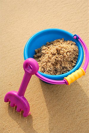 pá - Beach Bucket filled with sand and shovel leaning against bucket Foto de stock - Royalty Free Premium, Número: 656-01765300