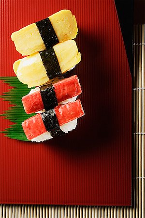 4 pieces of sushi, kanikama and tamago nigiri Stock Photo - Premium Royalty-Free, Code: 656-01765444