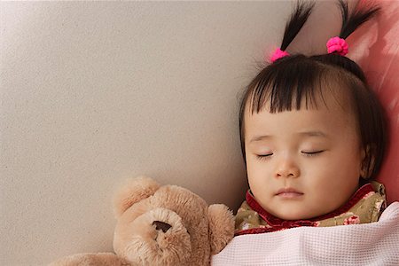 baby girl sleeping with teddy bear under blanket Foto de stock - Sin royalties Premium, Código: 656-01765526