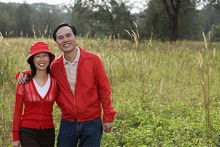 simsearch:656-01765785,k - Man and woman standing outdoors in nature, smiling at camera, portrait Stock Photo - Premium Royalty-Free, Code: 656-01765553
