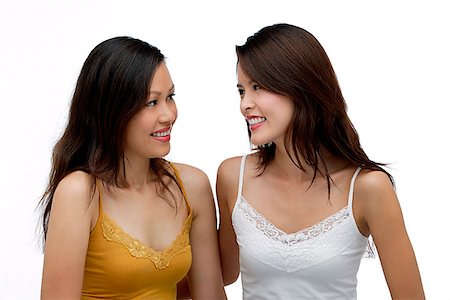 simsearch:656-01765786,k - Deux jeunes femmes à la recherche à l'autre, sourire Photographie de stock - Premium Libres de Droits, Code: 656-01765664