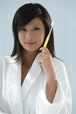 simsearch:656-01765881,k - woman holding toothbrush, looking at camera Foto de stock - Royalty Free Premium, Número: 656-01765667