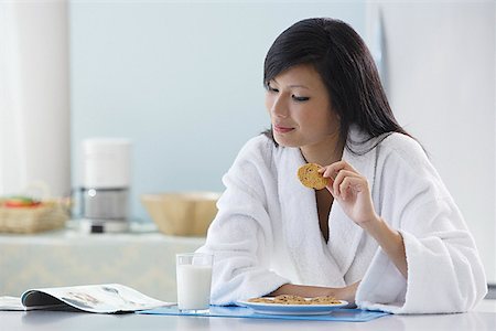 simsearch:656-01765881,k - woman in kitchen wearing bathrobe holding cooking, reading magazine Foto de stock - Royalty Free Premium, Número: 656-01765757