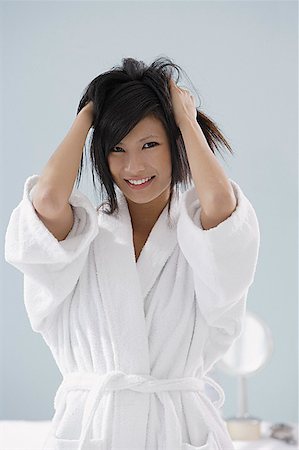 simsearch:656-01765881,k - woman wearing bathrobe and running hands through hair, smiling Foto de stock - Royalty Free Premium, Número: 656-01765811