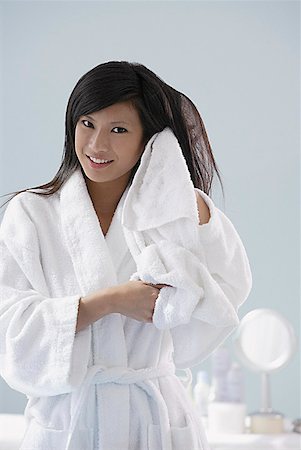 simsearch:656-01765881,k - woman wearing bathrobe, towel drying hair, smiling at camera Foto de stock - Royalty Free Premium, Número: 656-01765869