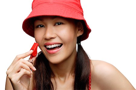 simsearch:6109-06781751,k - jeune femme chapeau rouge et du sifflet de la tenue, en regardant la caméra, souriant Photographie de stock - Premium Libres de Droits, Code: 656-01765912