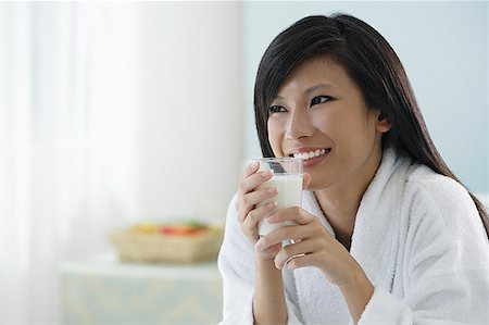 simsearch:656-01765422,k - femme tenant le verre de lait, souriant Photographie de stock - Premium Libres de Droits, Code: 656-01765933
