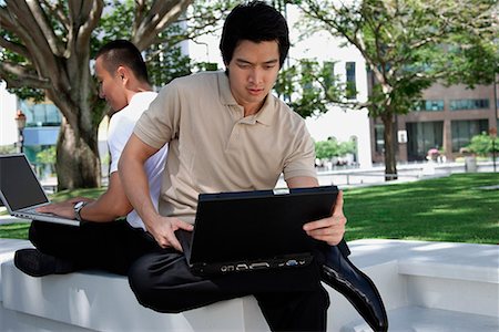 simsearch:656-01766020,k - Two men use their laptops in the park Foto de stock - Sin royalties Premium, Código: 656-01766027