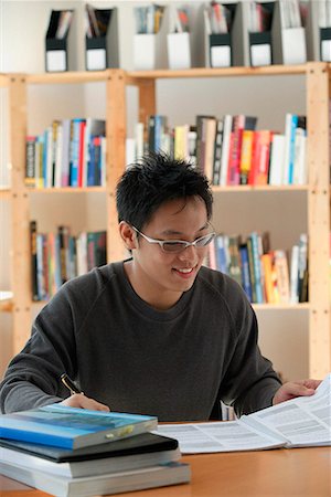 simsearch:656-01766118,k - A young man studies in the library Foto de stock - Royalty Free Premium, Número: 656-01766054