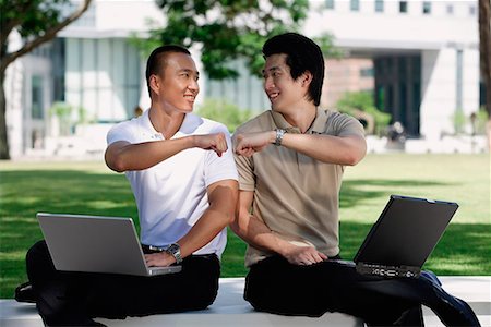 simsearch:656-02371640,k - Two men use their laptops in the park Foto de stock - Sin royalties Premium, Código: 656-01766060