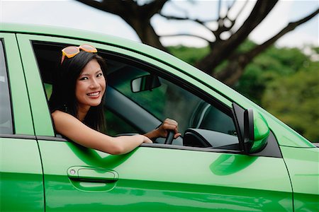 driving in asia - Une jeune femme conduit une voiture verte Photographie de stock - Premium Libres de Droits, Code: 656-01766070