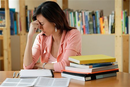 simsearch:656-01766118,k - A young woman studies in the library Foto de stock - Royalty Free Premium, Número: 656-01766096