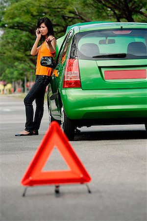 A woman talks on her cellphone while leaning on a car Foto de stock - Sin royalties Premium, Código: 656-01766091