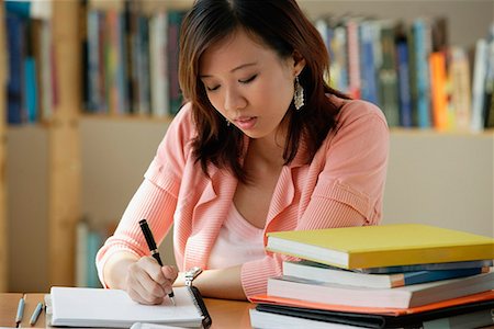 simsearch:656-01766118,k - A young woman studies in the library Foto de stock - Royalty Free Premium, Número: 656-01766108