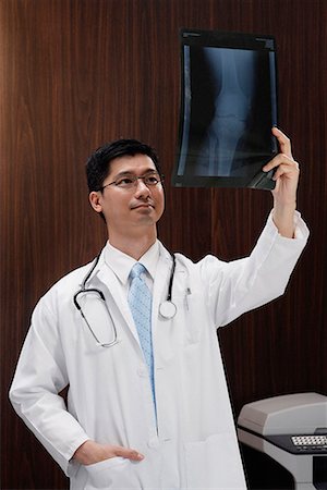 simsearch:656-01766955,k - A doctor holds up an x-ray Foto de stock - Sin royalties Premium, Código: 656-01766187