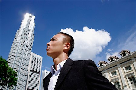 simsearch:655-01781557,k - A man in a suit with a skyscraper behind him Foto de stock - Sin royalties Premium, Código: 656-01766183