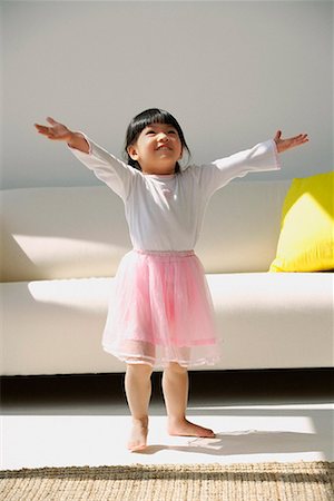 simsearch:656-01766387,k - Une petite fille dans un costume de ballerine Photographie de stock - Premium Libres de Droits, Code: 656-01766364