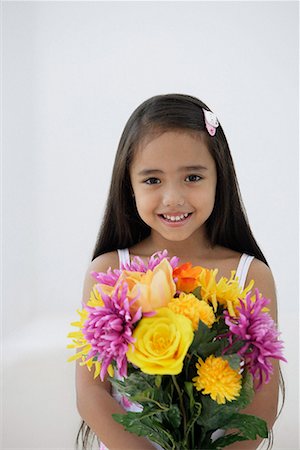 simsearch:656-01766387,k - Une jeune fille avec un bouquet de fleurs Photographie de stock - Premium Libres de Droits, Code: 656-01766370