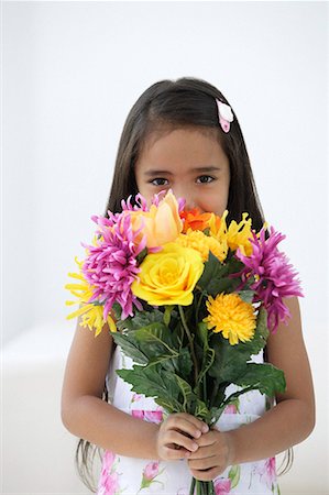 simsearch:656-01766387,k - Une jeune fille avec un bouquet de fleurs Photographie de stock - Premium Libres de Droits, Code: 656-01766418
