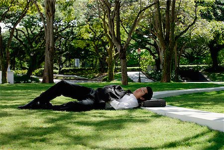 simsearch:656-01766020,k - A man lies down and has a rest in the park Foto de stock - Sin royalties Premium, Código: 656-01766517