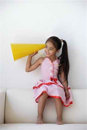 simsearch:656-01766387,k - Une jeune fille joue avec un cône jaune Photographie de stock - Premium Libres de Droits, Code: 656-01766518