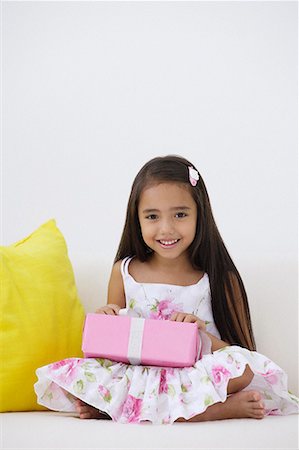 Une jeune fille avec un cadeau d'anniversaire Photographie de stock - Premium Libres de Droits, Code: 656-01766511