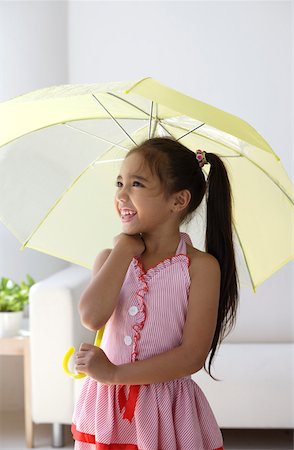 simsearch:656-01766387,k - Une jeune fille avec un parapluie Photographie de stock - Premium Libres de Droits, Code: 656-01766531