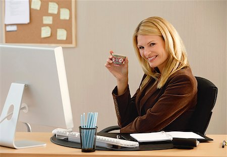 A woman smiles at the camera as she drinks Chinese tea Foto de stock - Sin royalties Premium, Código: 656-01766546