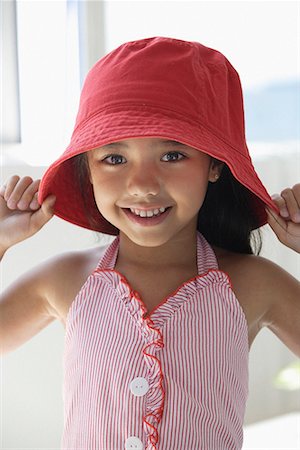 simsearch:656-01766387,k - Une jeune fille au chapeau rouge Photographie de stock - Premium Libres de Droits, Code: 656-01766555