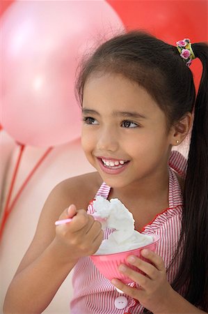 Une jeune fille à une fête avec des ballons Photographie de stock - Premium Libres de Droits, Code: 656-01766566