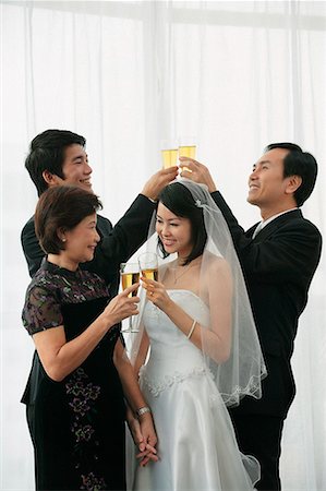 simsearch:642-01737243,k - Un couple de jeunes mariés et leur famille lèvent leur verre pour un toast Photographie de stock - Premium Libres de Droits, Code: 656-01766567