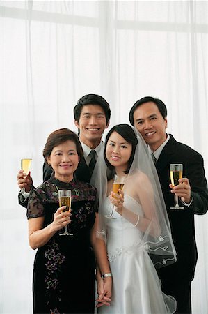 simsearch:642-01737243,k - Un couple de jeunes mariés et leur famille sourient à la caméra ensemble Photographie de stock - Premium Libres de Droits, Code: 656-01766568