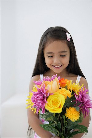 simsearch:656-01766387,k - Une jeune fille avec un bouquet de fleurs Photographie de stock - Premium Libres de Droits, Code: 656-01766561