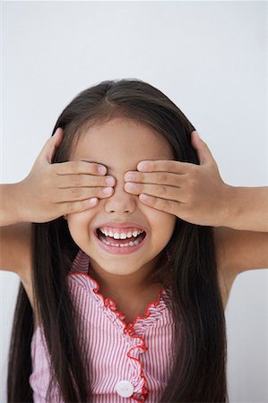 simsearch:656-01766387,k - Une jeune fille couvre ses yeux avec ses mains Photographie de stock - Premium Libres de Droits, Code: 656-01766578