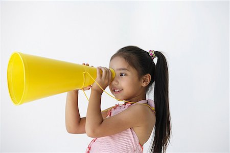 simsearch:656-01766387,k - Une jeune fille joue avec un cône jaune Photographie de stock - Premium Libres de Droits, Code: 656-01766629