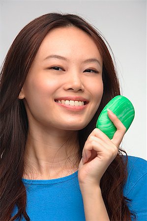 simsearch:656-01765422,k - Jeune femme avec du savon souriant à la caméra Photographie de stock - Premium Libres de Droits, Code: 656-01766689