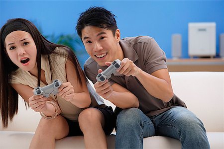 simsearch:656-01772843,k - Couple playing video games Fotografie stock - Premium Royalty-Free, Codice: 656-01766708