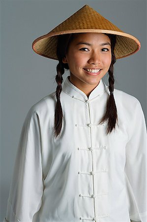 Young woman in traditional Chinese dress smiling at camera Foto de stock - Sin royalties Premium, Código: 656-01766960