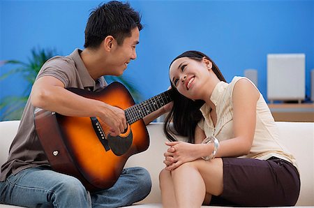 serenata - Man serenading young woman Foto de stock - Royalty Free Premium, Número: 656-01766997