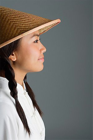 simsearch:656-01766387,k - Jeune femme au traditionnel chinois robe sourire loin Photographie de stock - Premium Libres de Droits, Code: 656-01767105