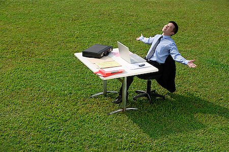 simsearch:656-02371640,k - Businessman relaxing at office desk Foto de stock - Sin royalties Premium, Código: 656-01767116