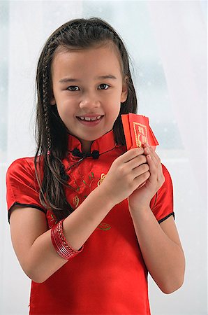 simsearch:656-01766387,k - Jeune fille en robe chinoise traditionnelle et en regardant la caméra Photographie de stock - Premium Libres de Droits, Code: 656-01767144