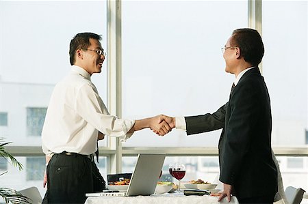 simsearch:656-01767698,k - Businessmen shaking hands over lunch table Foto de stock - Royalty Free Premium, Número: 656-01767661