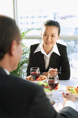 simsearch:656-01767698,k - Executives discussing over lunch Foto de stock - Royalty Free Premium, Número: 656-01767702