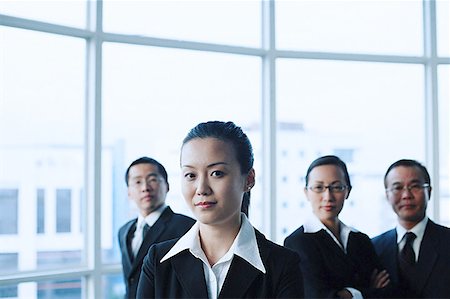 simsearch:656-01767698,k - Executives standing in a row, looking at camera Foto de stock - Royalty Free Premium, Número: 656-01767715